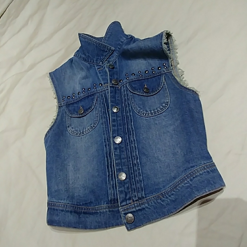 Sleeveless denim jacket